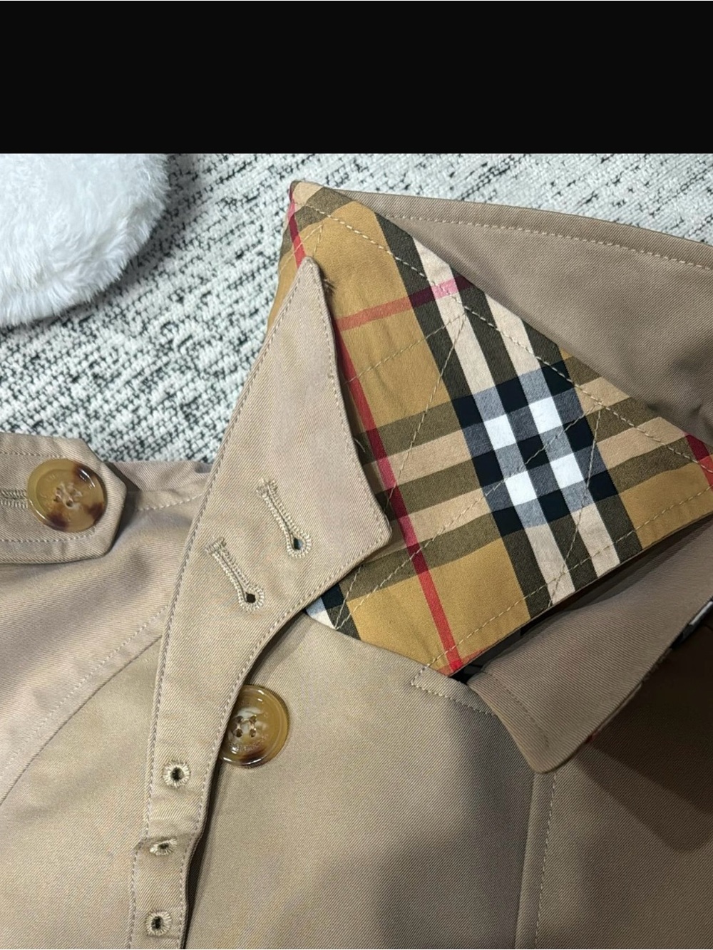 Burberry Beige Short Double-Breasted Trench Coat - Picture 3 of 5